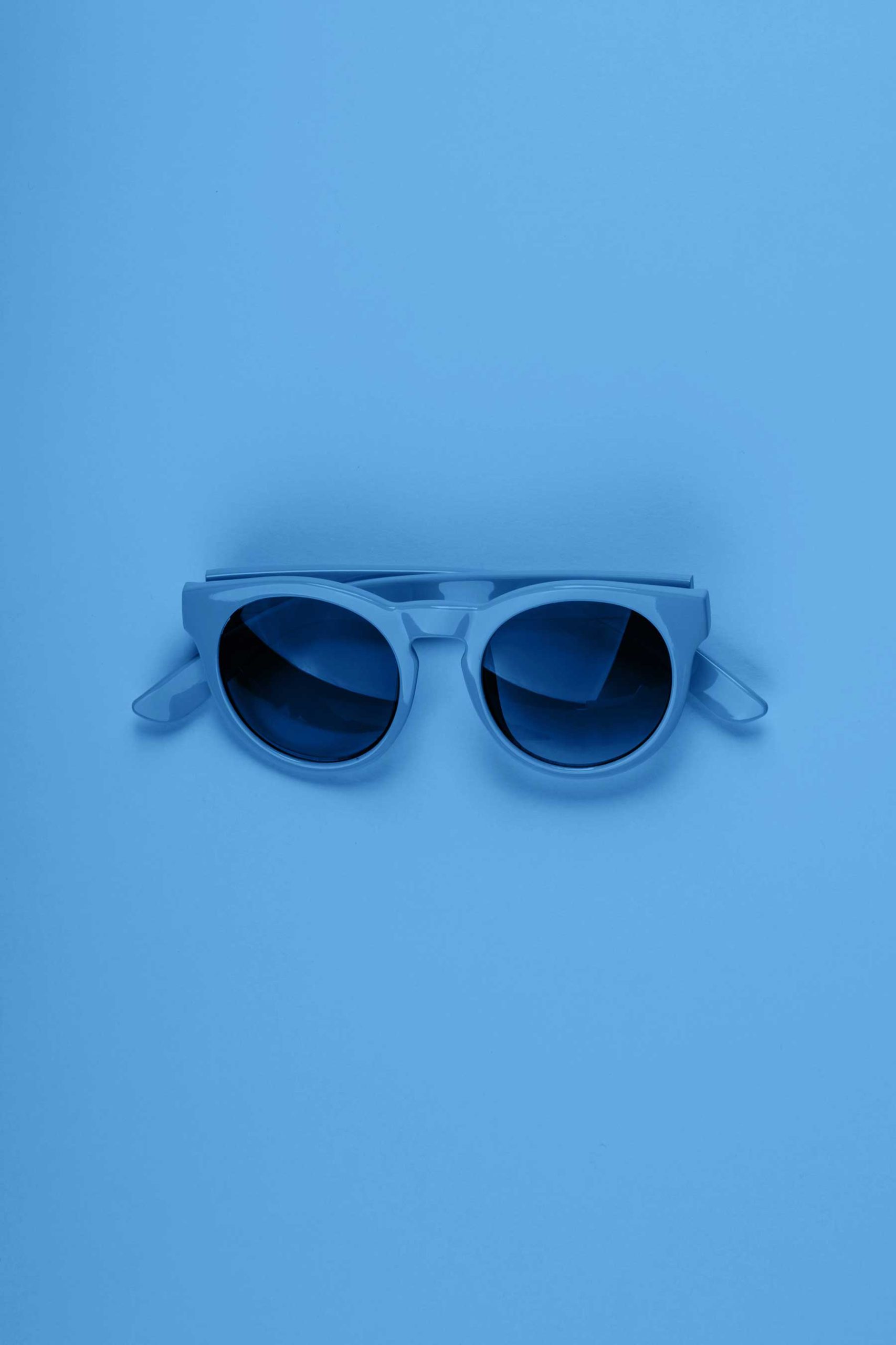 classic-blue-sun-glasses-monochrome-fashion-flat-2021-04-04-20-15-36-utc.jpg